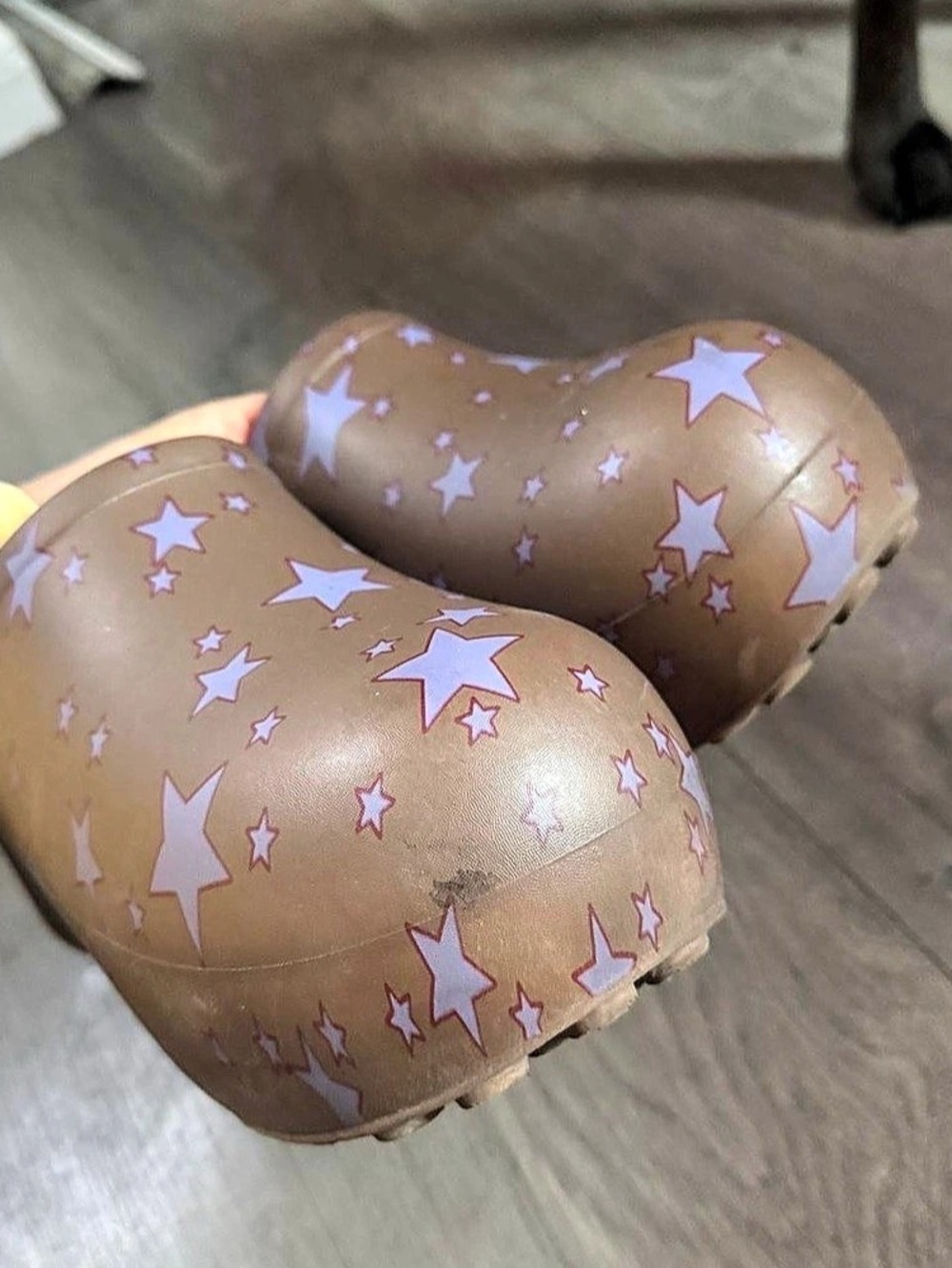 Praying Star Print Clogs in Brown & Pink US 6